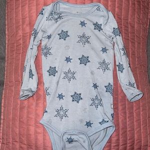 Kyte baby long sleeve bodysuit in snowflake.